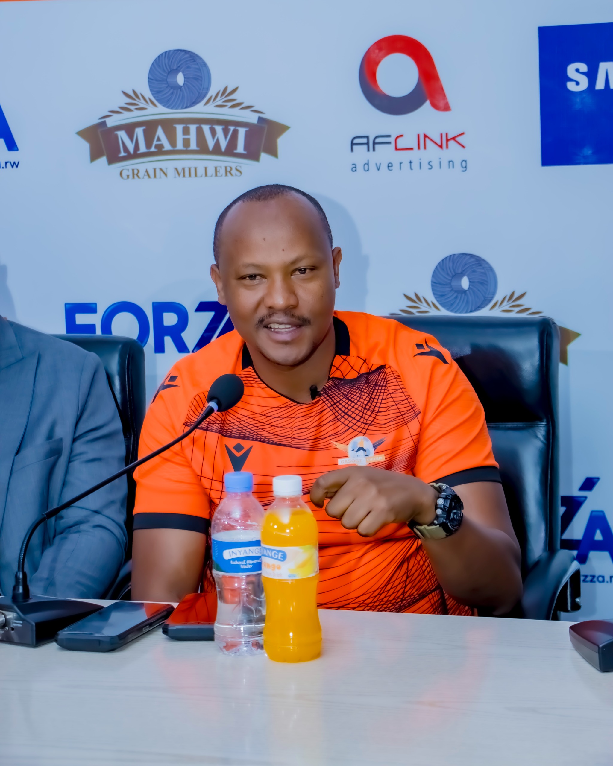 Perezida w'ikipe ya Gasogi United, Kakooza Nkuriza Charles yavuze ko uyu muterankunga azabambika ndetse akanabaha ibikoresho byose kugeza no ku myenda y'abafana