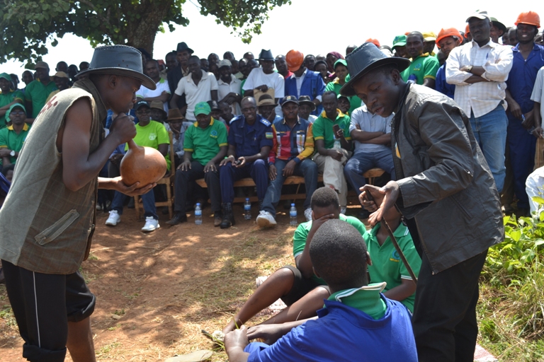 Abanyeshuri ba IPRC EAST bashishikariza abaturage kwiga imyuga babicishije mu ikinamico.