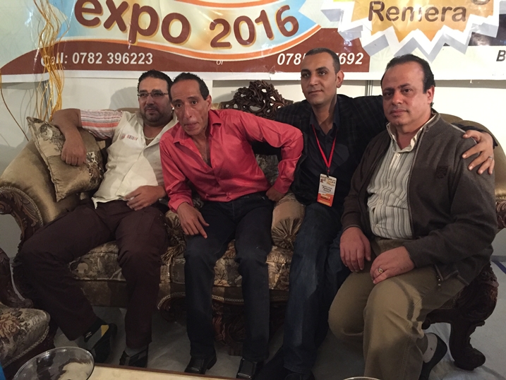 Mahmoud (wambaye ishati itukura) uyobora Egyitian House na Mohamed (wambaye ishati y'umukara) hamwe nabo bakorana.