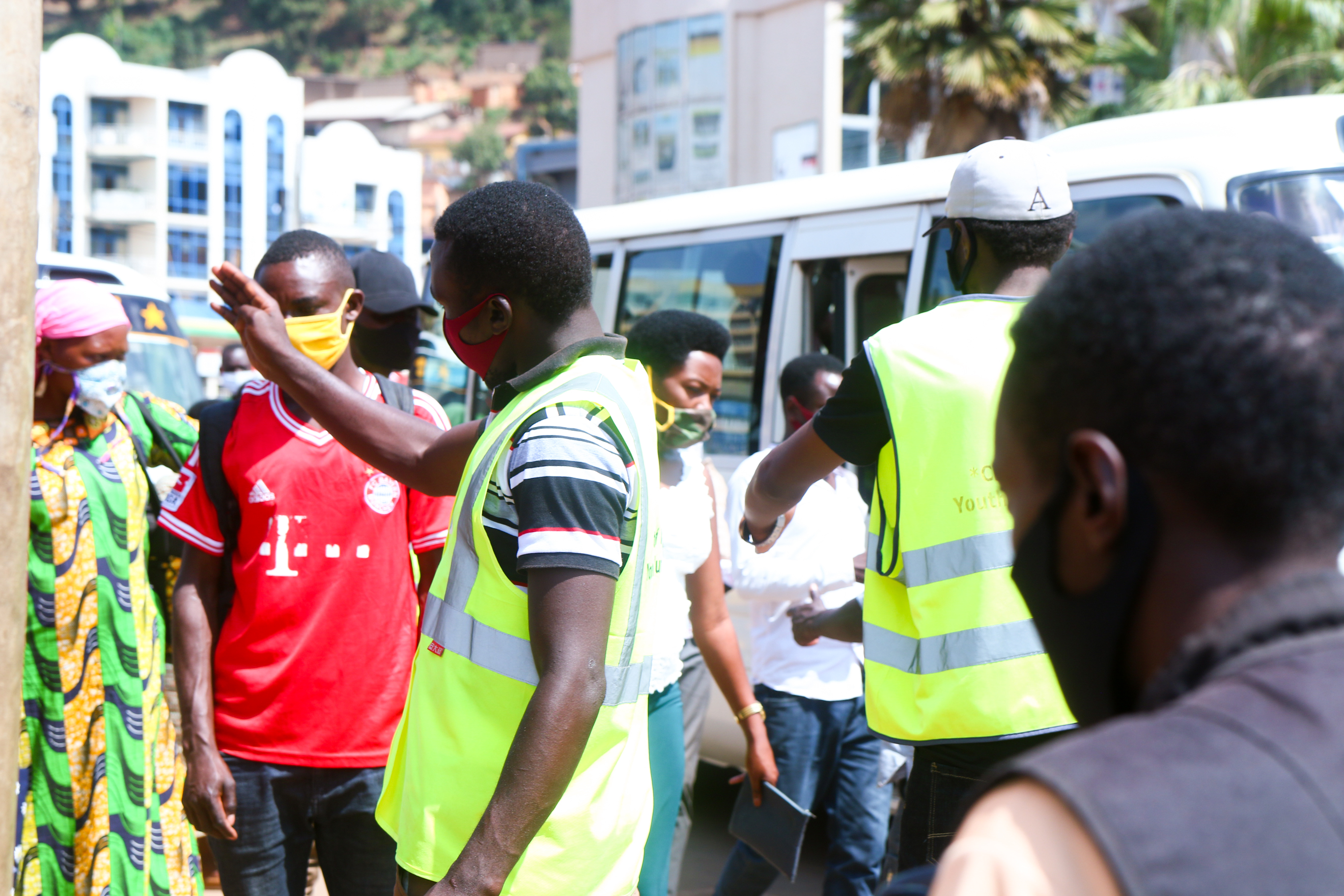 Muhumure mwibyigana, mwese murabona imodoka, nimuhane intera rwose