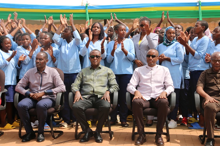 Minisitiri Biruta n'abandi bayobozi basuye ikigo ngororamuco cya Gitagata