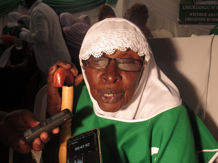 Umukecuru Amina Mukanduhura avuga ko yaharaniye kujya i Maka akiri urubyiruko none abigezeho afite imyaka 86 y