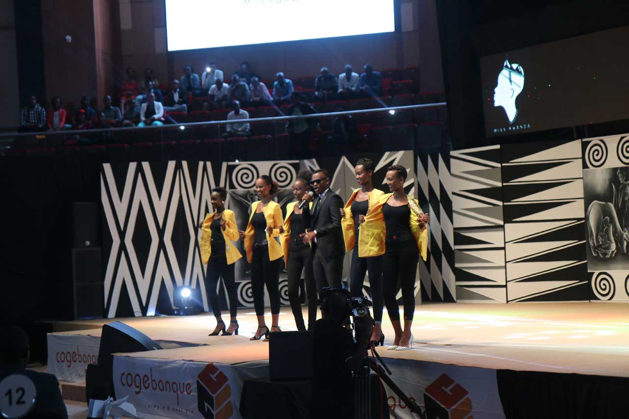 Umuhanzi Buravan yifashishije aba bakobwa mu kuririmba