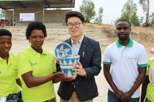 Bashimiye Umuyobozi wa GCS Seunghoon Woo bamuha impano y'agaseke