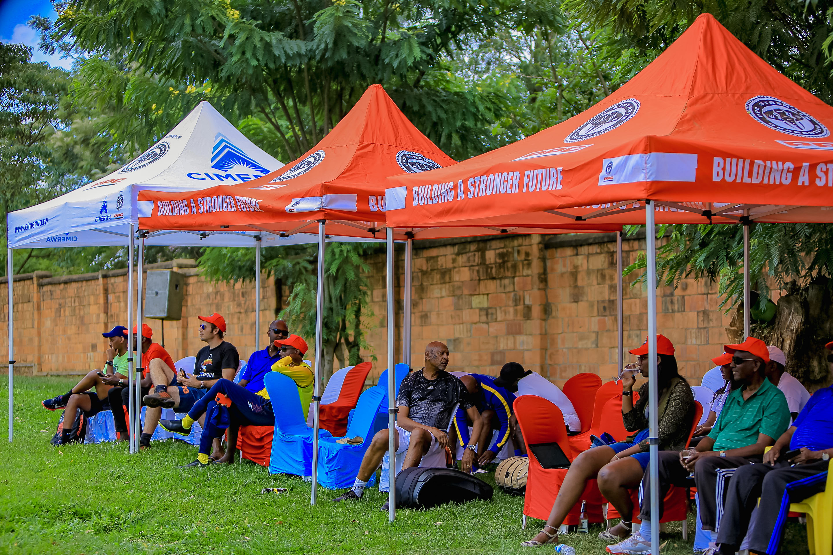 Bamwe mu bitabiriye iri rushanwa bakurikirana uko imikino iri kugenda