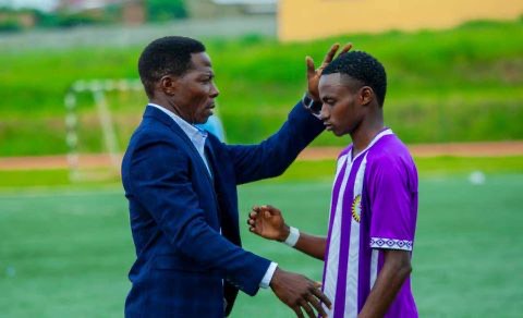 Uyu mutoza kimwe mu byo ashimirwa harimo guha amahirwe abakinnyi bato