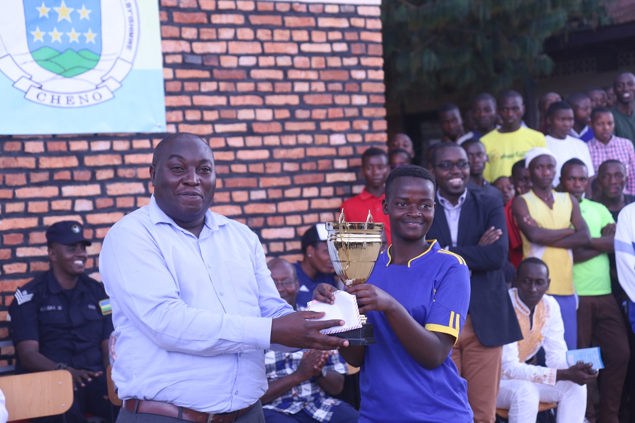 Perezida wa Ferwahand Utabarutse Theogene ashyikiriza igikombe ikipe ya Kiziguro