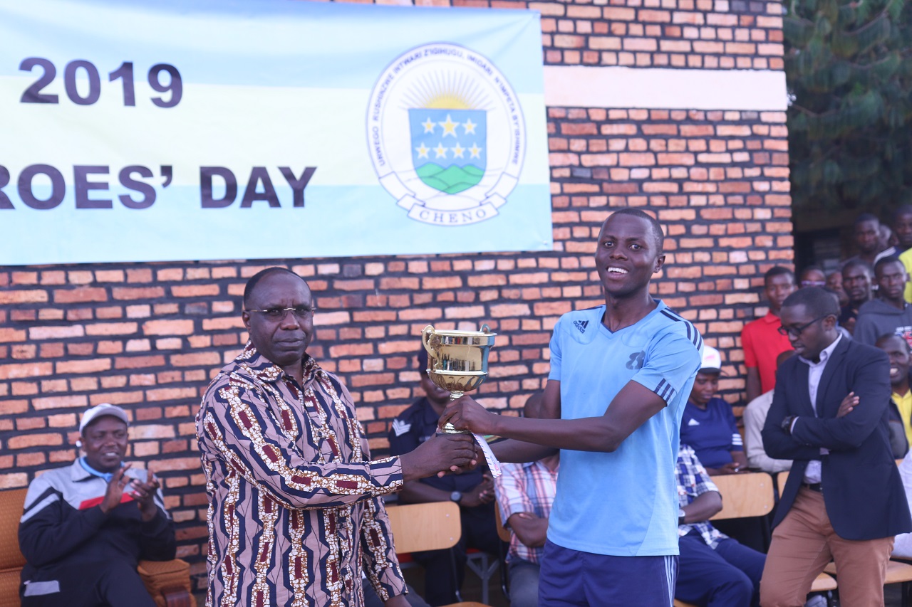 Perezida w'Urwego rw'Igihugu rushinzwe Intwari z'Igihugu, Imidari n'Impeta y'Ishimwe, Dr. Habumuremyi Pierre Damien ashyikiriza igikombe Police HC