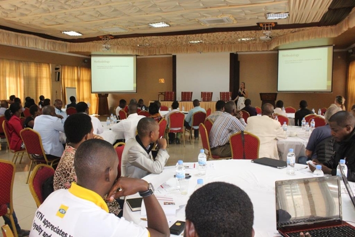 Save the Children yaganiraga n'abanditsi b'ibitabo by'abana uko bakora mu kongera ubwiza bw'ibyo bakora.