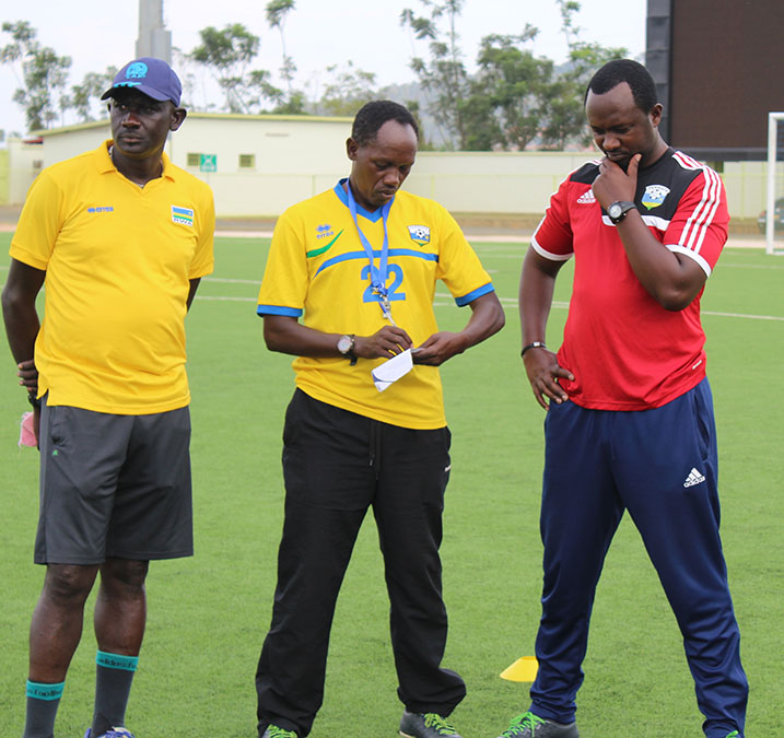 Kayiranga Baptista (hagati) na Mashami Vincent (wambaye umutuku),abatoza b'iyi kipe