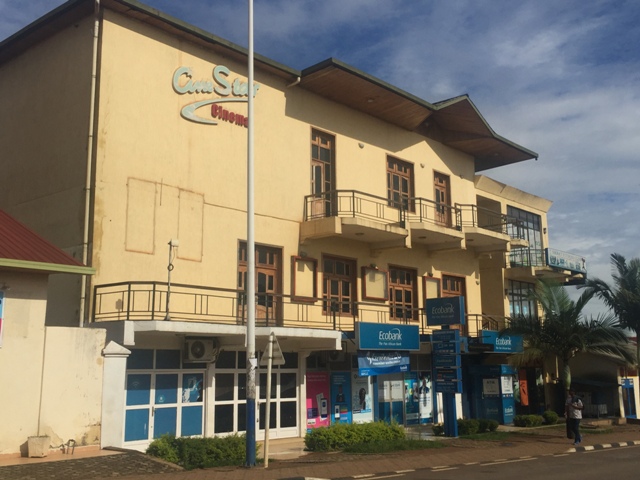 Aha naho ubusanzwe hazwiho urujya n'uruza rw'abacuruzi, ababitsa n'ababikuza, n'abandi bajya muri Cinema