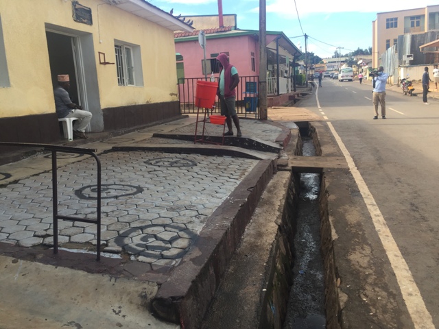 Imbere y'Amaresitora haracyari aho ubanza gukarabira ugasaba icyo ushaka bakagupfunyikira ugataha