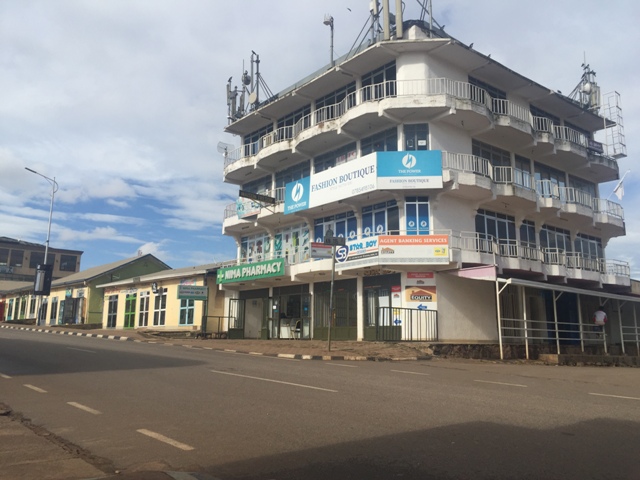 Biratangaje kubona nta muntu ucaracara kuri iyi nzu, uretse abashinzwe umutekano