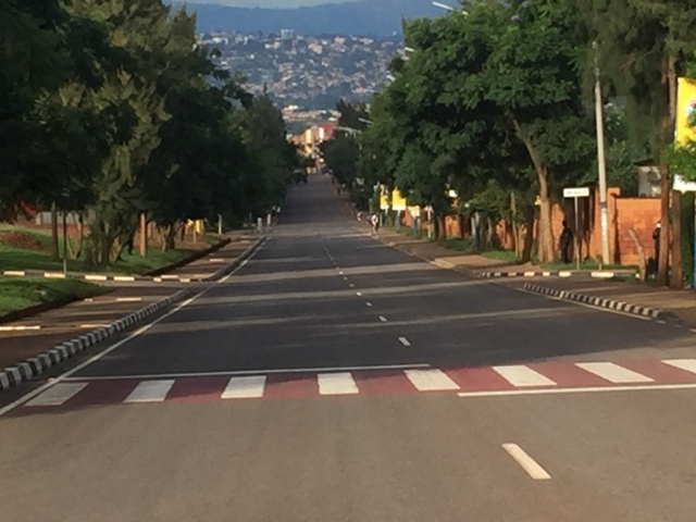 Uhagarara ku ryanyuma ukabona Cosmos kubera Guma mu rugo