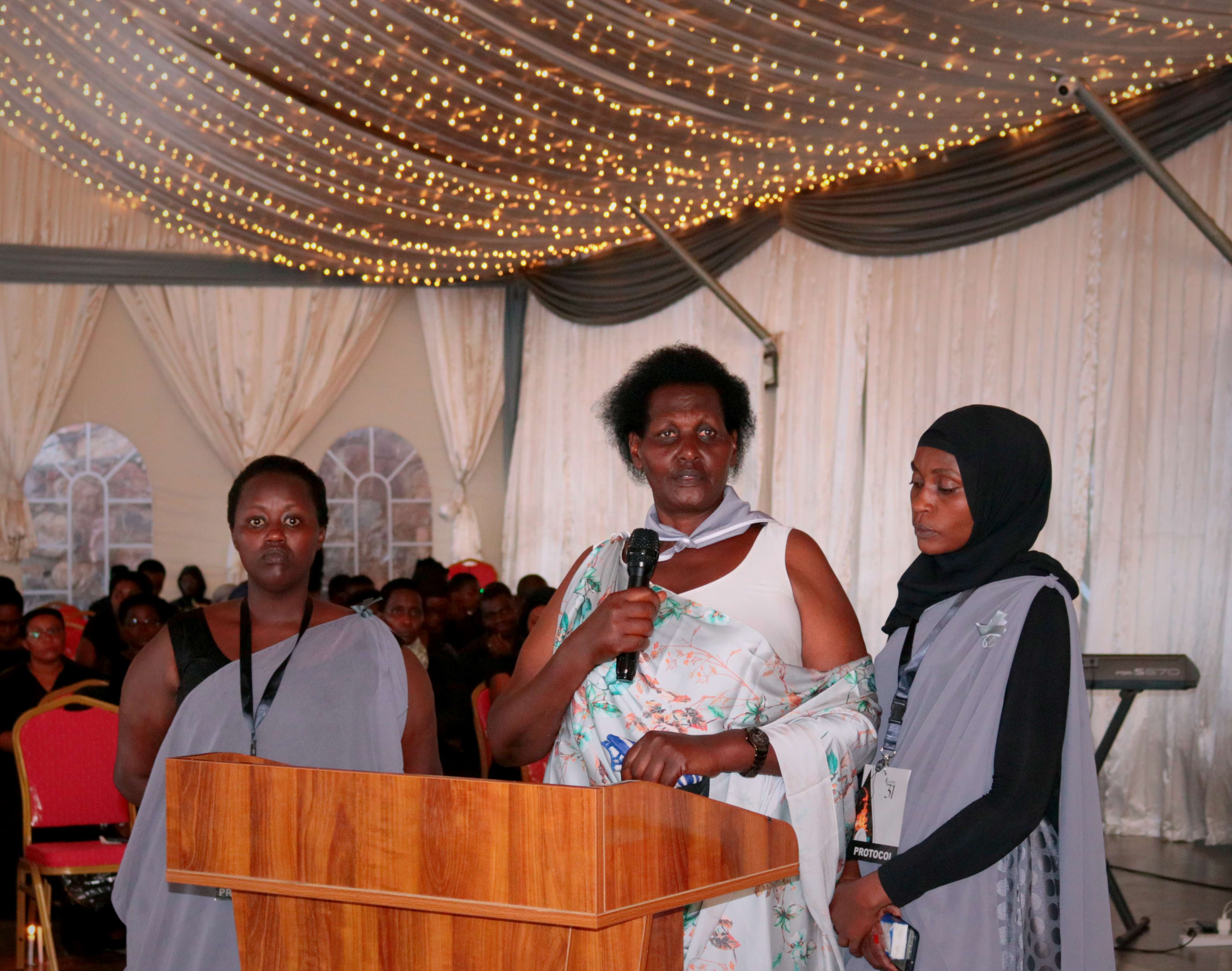 Mukampamira Mélanie (hagati ufite indangururamajwi)