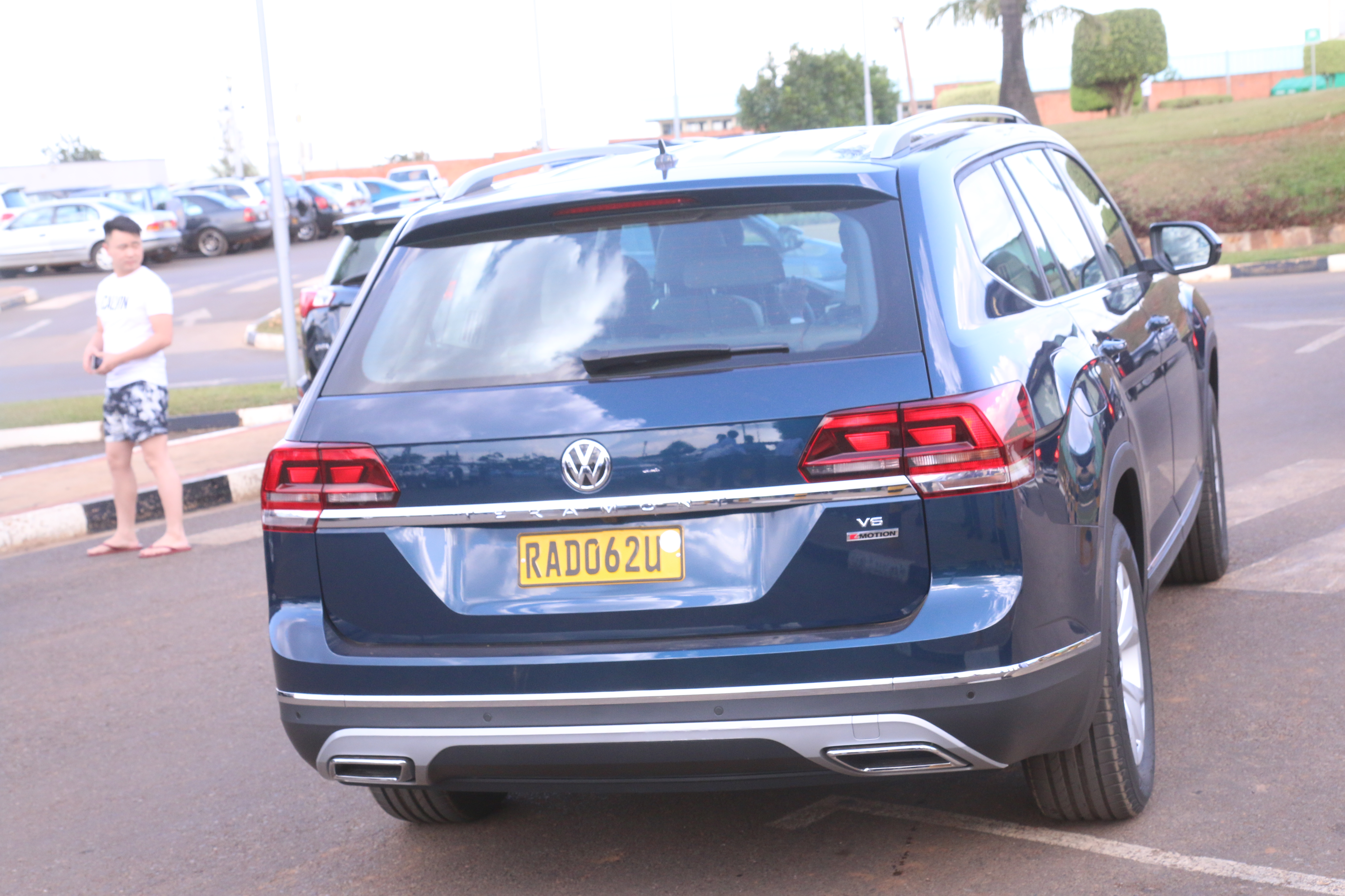 Imodoka yamuvanye ku kibuga cy'indege