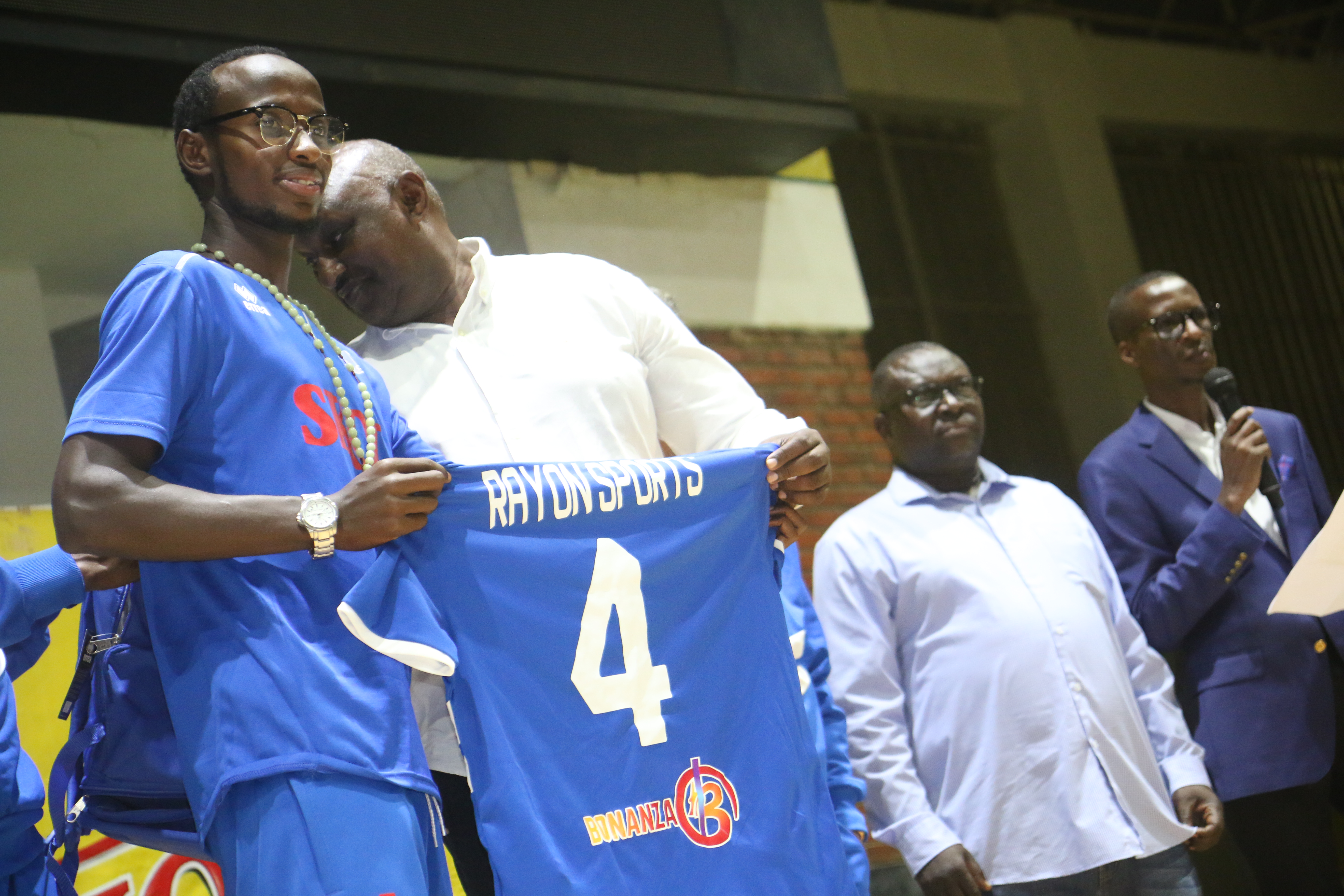 Manzi Thierry Kapiteni wa Rayon Sports yongeye guhabwa numero 4