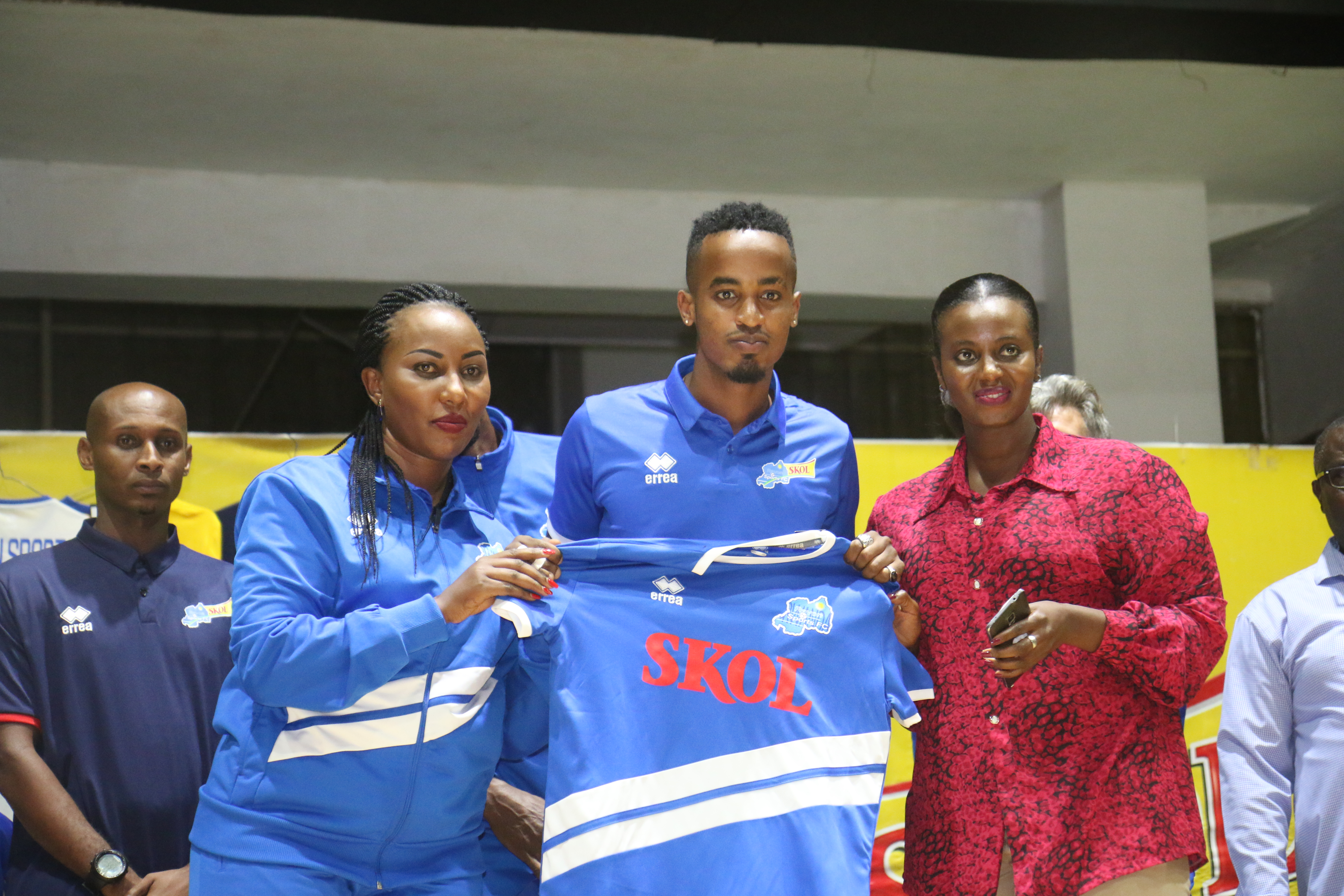 Yannick Mukunzi ahabwa umwambaro