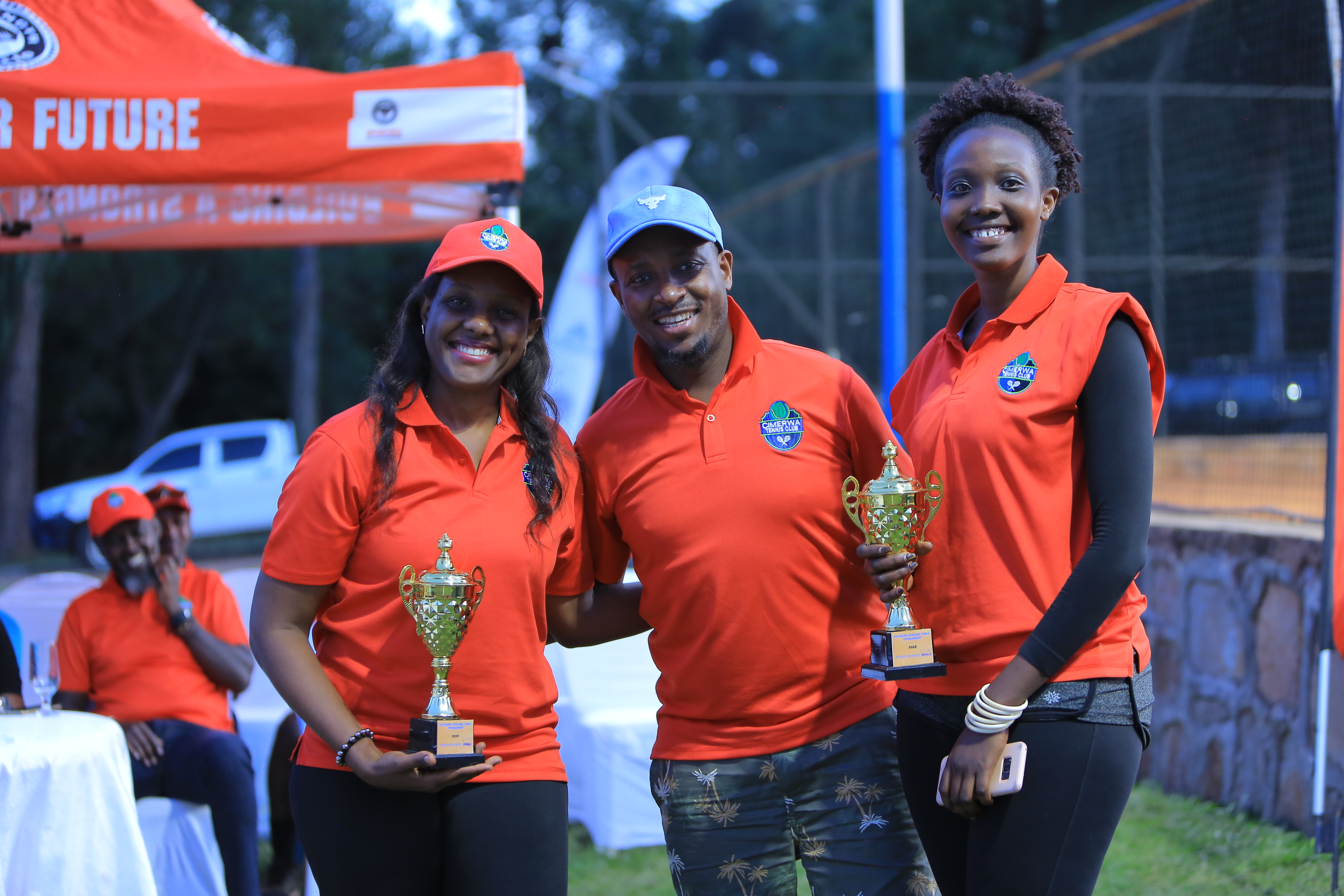 Caroline Numuhire hamwe na Evelyne Kwizera bo muri Kicuciro Ecology Tennis Club ni bo batwaye igikombe mu bakina ari babiri (Doubles)