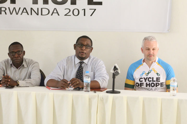 Abagize Tear Fund ndetse n'uhagarariye Ferwacy basobanura uko iki gikorwa kizagenda