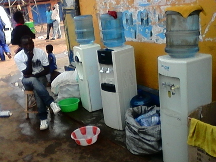 Uburyo aya mazi acururizwa ahantu hanyura abantu benshi bituma abantu bbaza ku isuku yayo.