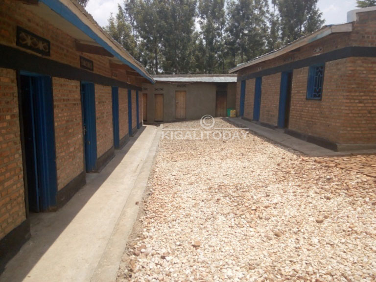 Izi ni inyubako z'amacumbi yagenewe gucumbikamo abapolisi bakorera wa Nyagihanga. Nayo yubatswe ku bufatanye n'abaturage