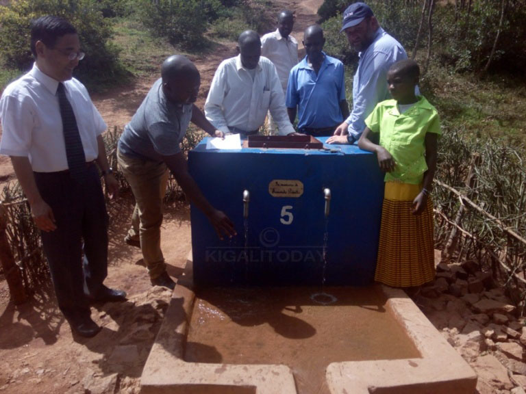 Aba baturage bavuga ko bataregerezwa aya mazi bavomaga amazi y'ibishanga 