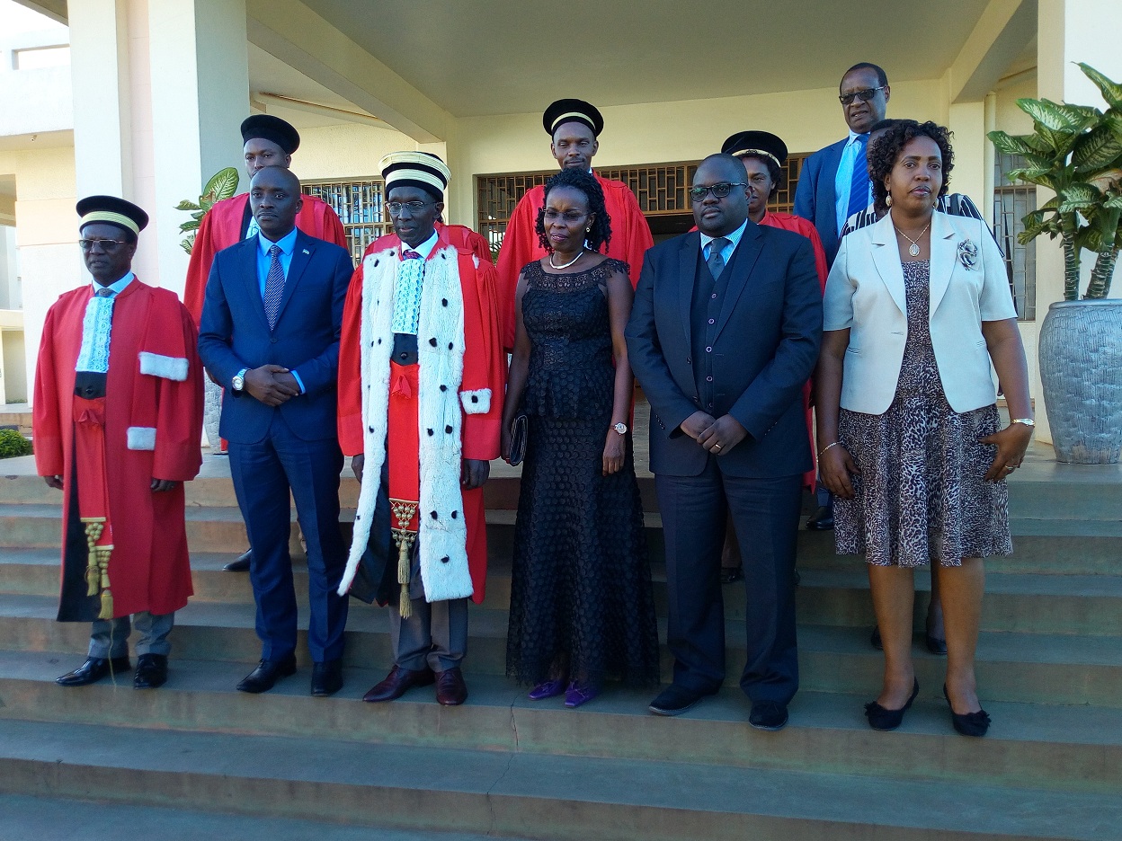 Abarahiye hamwe na Perezida w'Urukiko rw'Ikirenga n'abandi bayobozi bafata ifoto y'urwibutso 