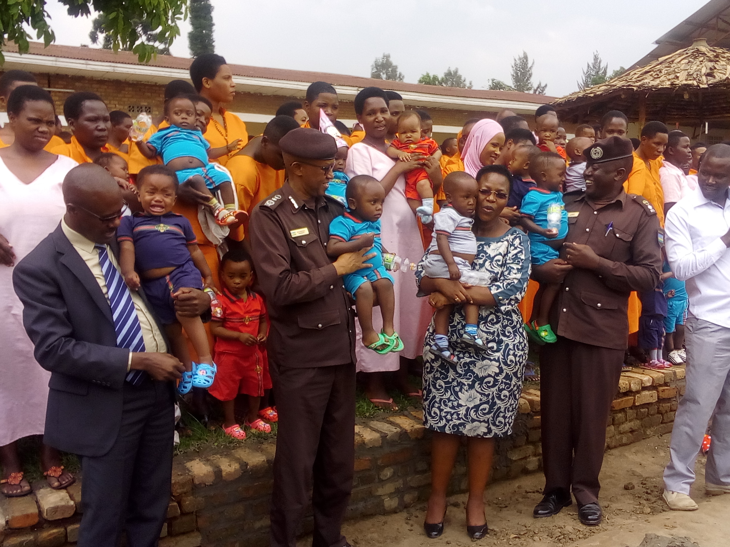 Ubuyobozi bwa Gereza bwakoze ubusabane n'aba bagore