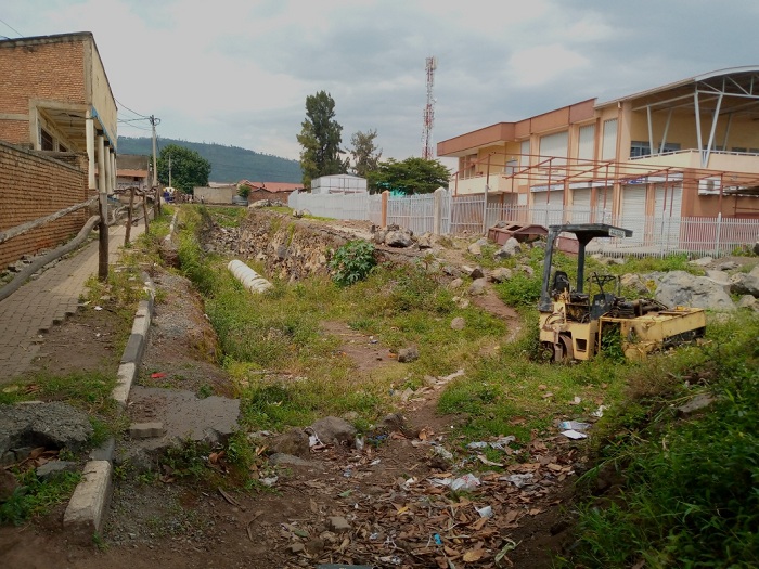 Ahari umuhanda hasigaye ibyobo bikabangamira abahaturiye