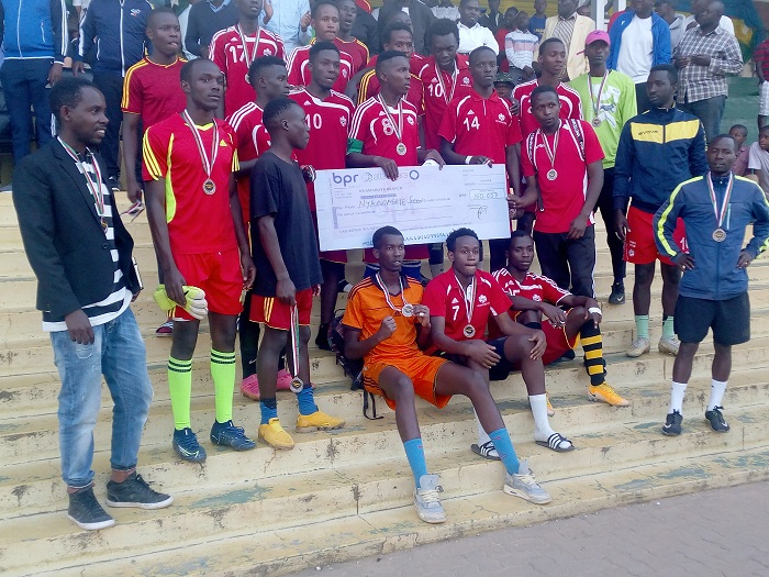 Ikipe y'Umurenge wa Nyamabuye na yo yahembwe