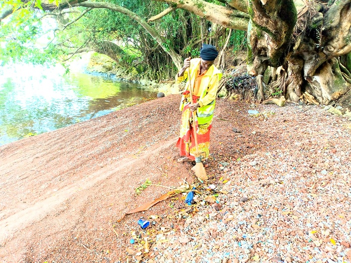 Abakozi bashinzwe isuku i Rubavu bahamwa ko iyi mwanda iza ari myinshi