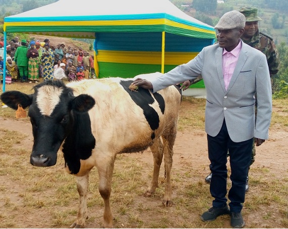 Habimana yashyikirijwe inka ndetse n