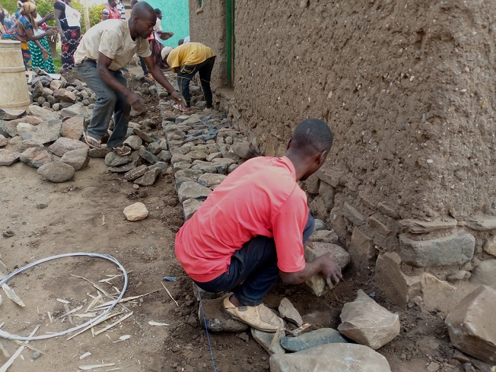 Abangirijwe n'ibiza bafashijwe kubaka inzu hashyirwaho inzira z'amazi