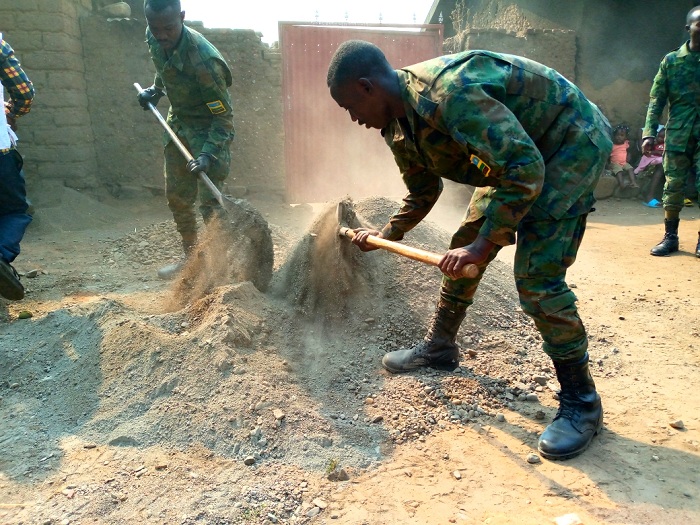 Ingabo z'u Rwanda zitabiriye umuganda wo gufasha abaturage kurwanya ibiza