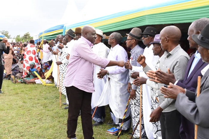 Guverineri Gasana yifatanyije n'abageze mu zabukuru kwizihiza umunsi wabo