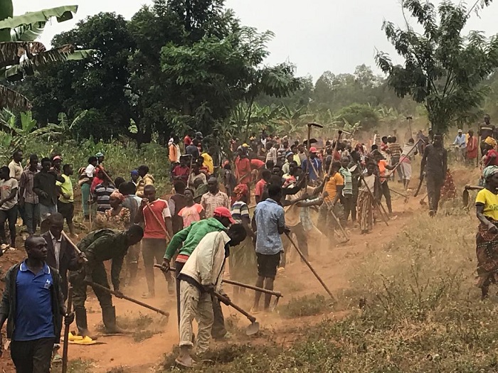 Batunganyije umuhanda wari warangiritse