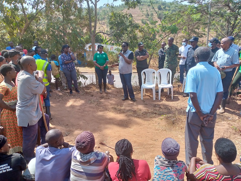 Minisitiri Kayisire aganira n'abaturage ku kibazo cy'isuri nyuma y'umuganda