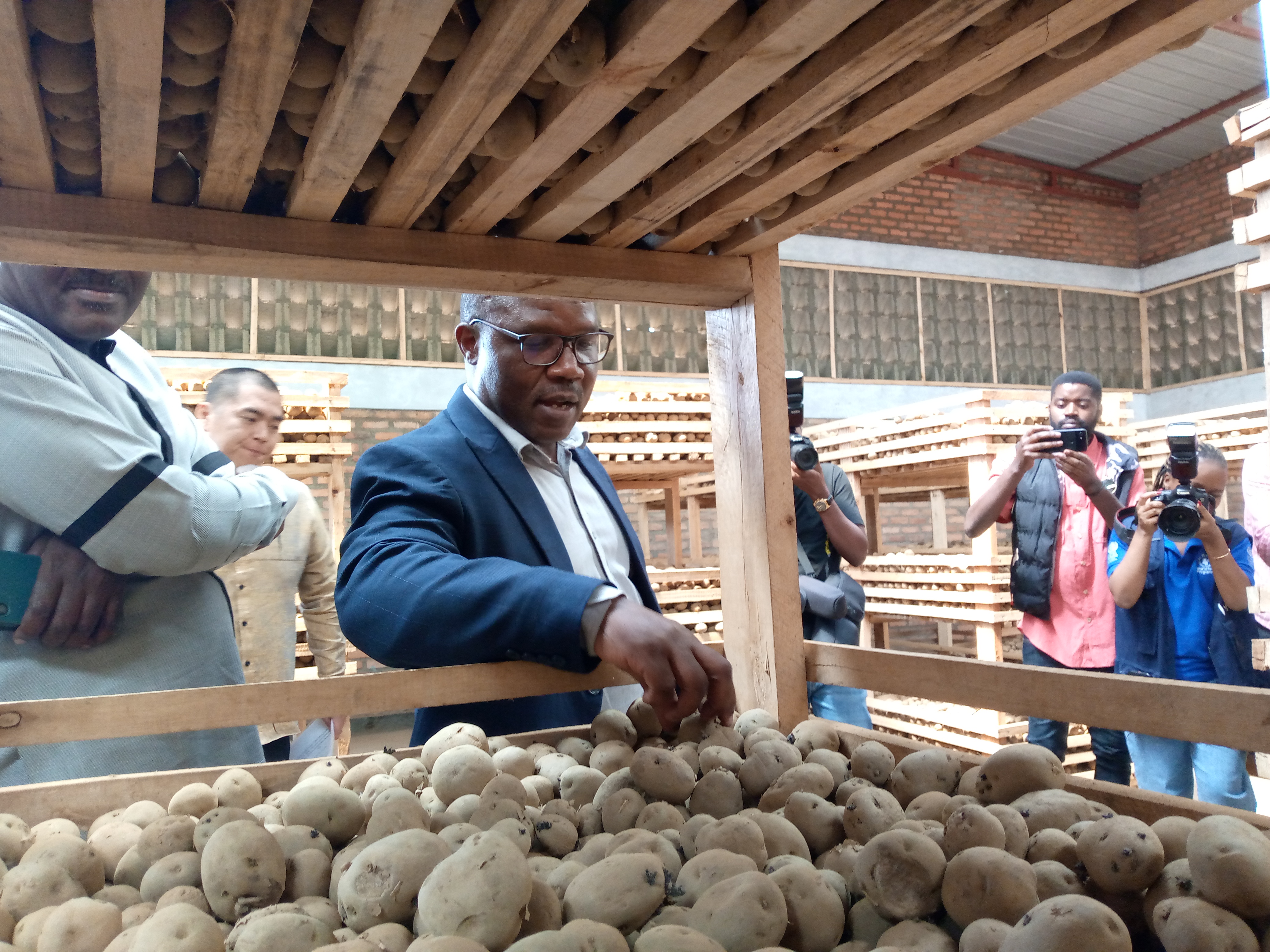 Minisitiri Musabyimana asura ibirayi by