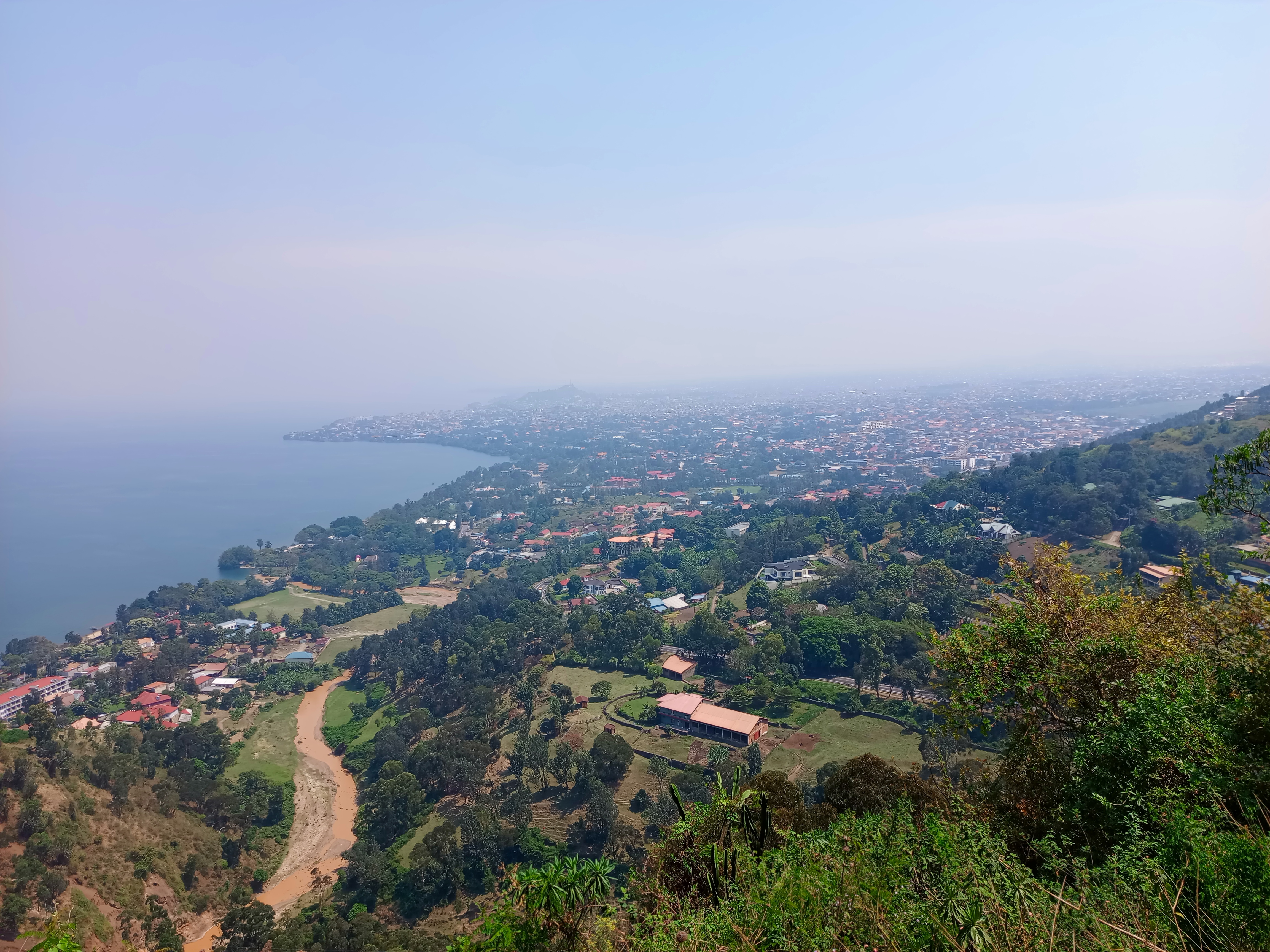 Iyo uri kuri uyu musozi uba ureba ibyiza by'Umujyi wa Rubavu