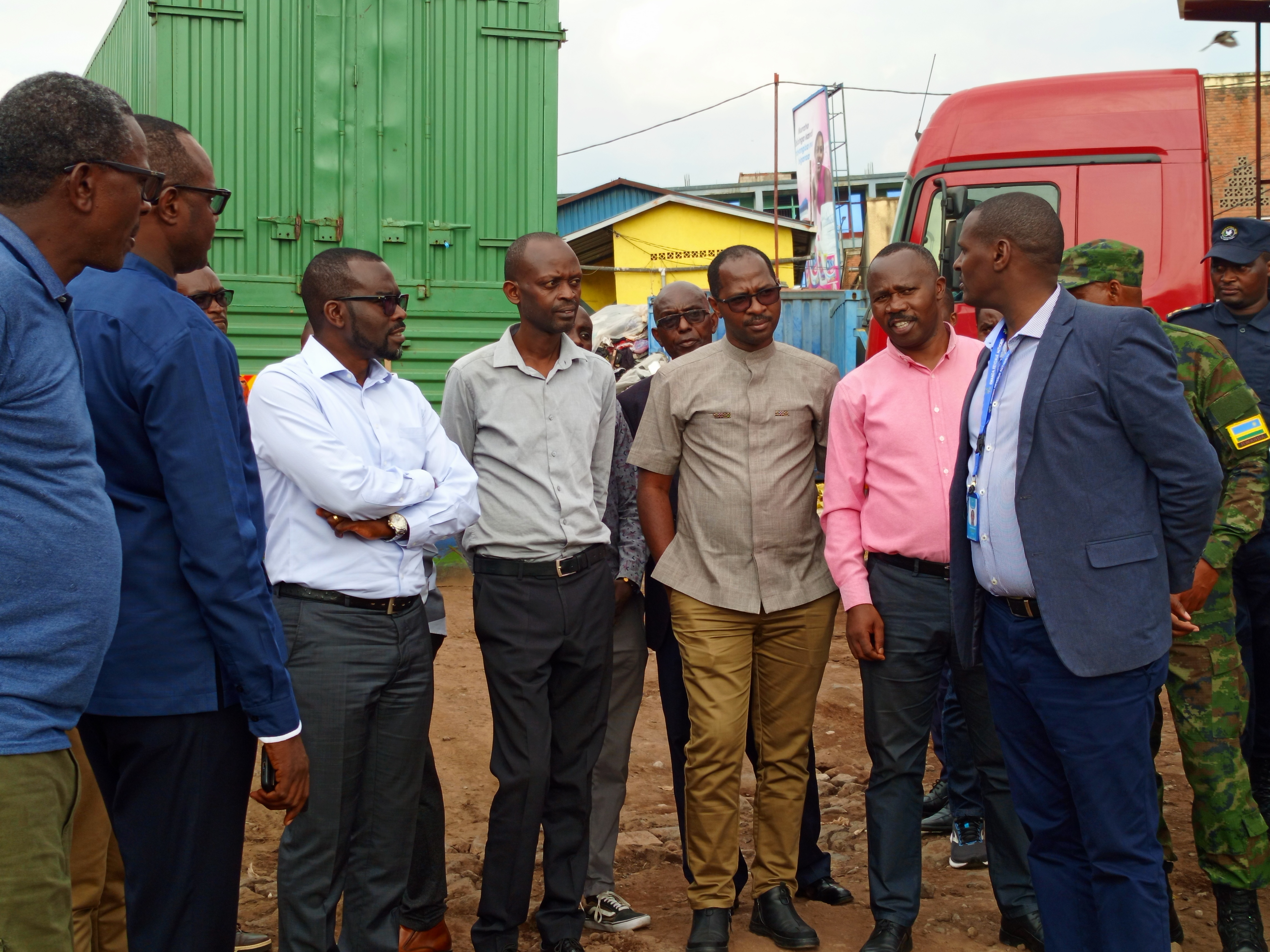 Abayobozi barimo Minisitiri w'Inganda n'Ubucuruzi mu Rwanda, Prudence Sebahizi, baherutse gusura ibyo bicuruzwa byangirikiye muri MAGERWA