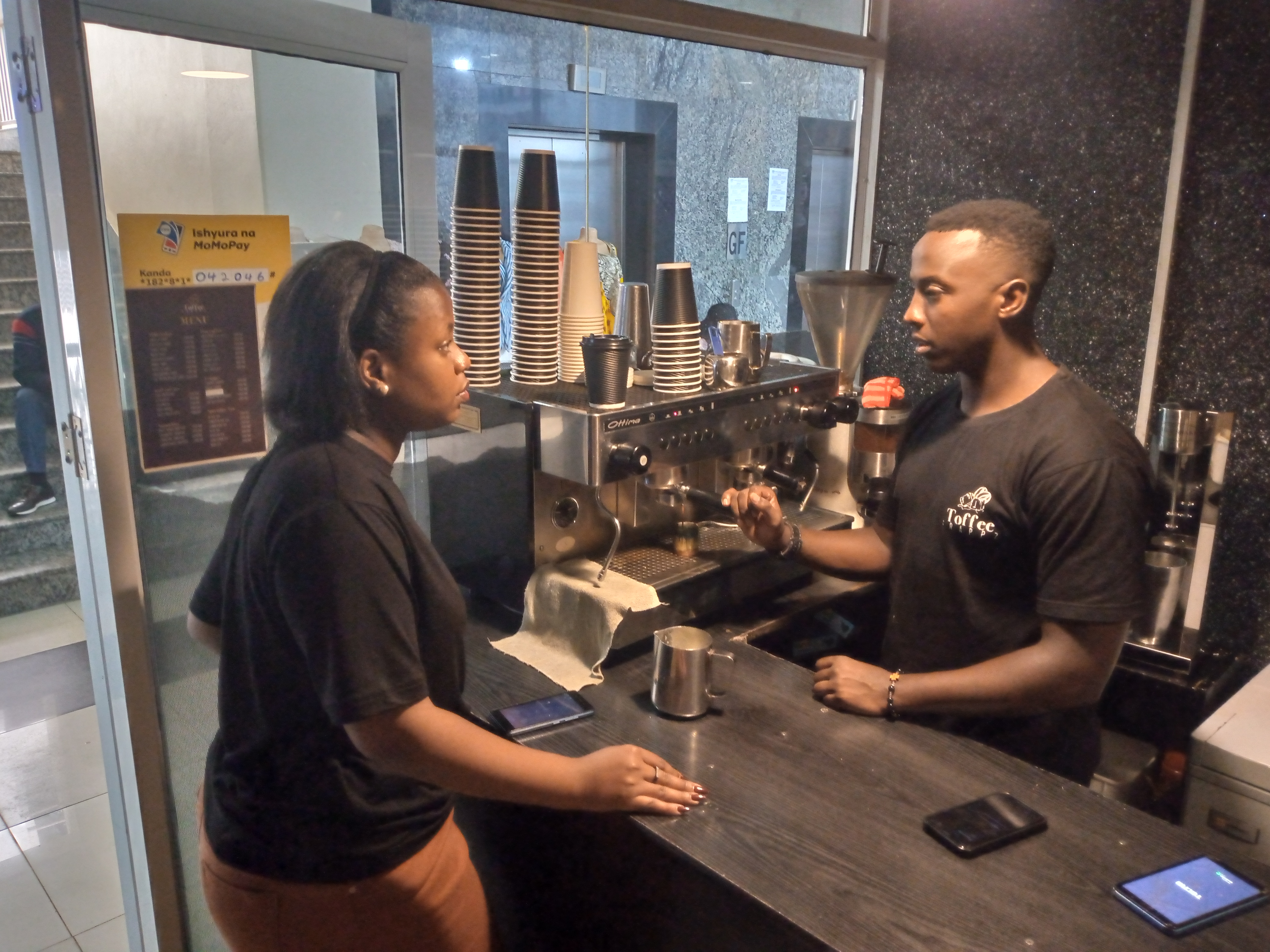 Batsinda Sugira Blaise w'imyaka 26 y'amavuko yihebeye umwuga wo kugabura ikawa