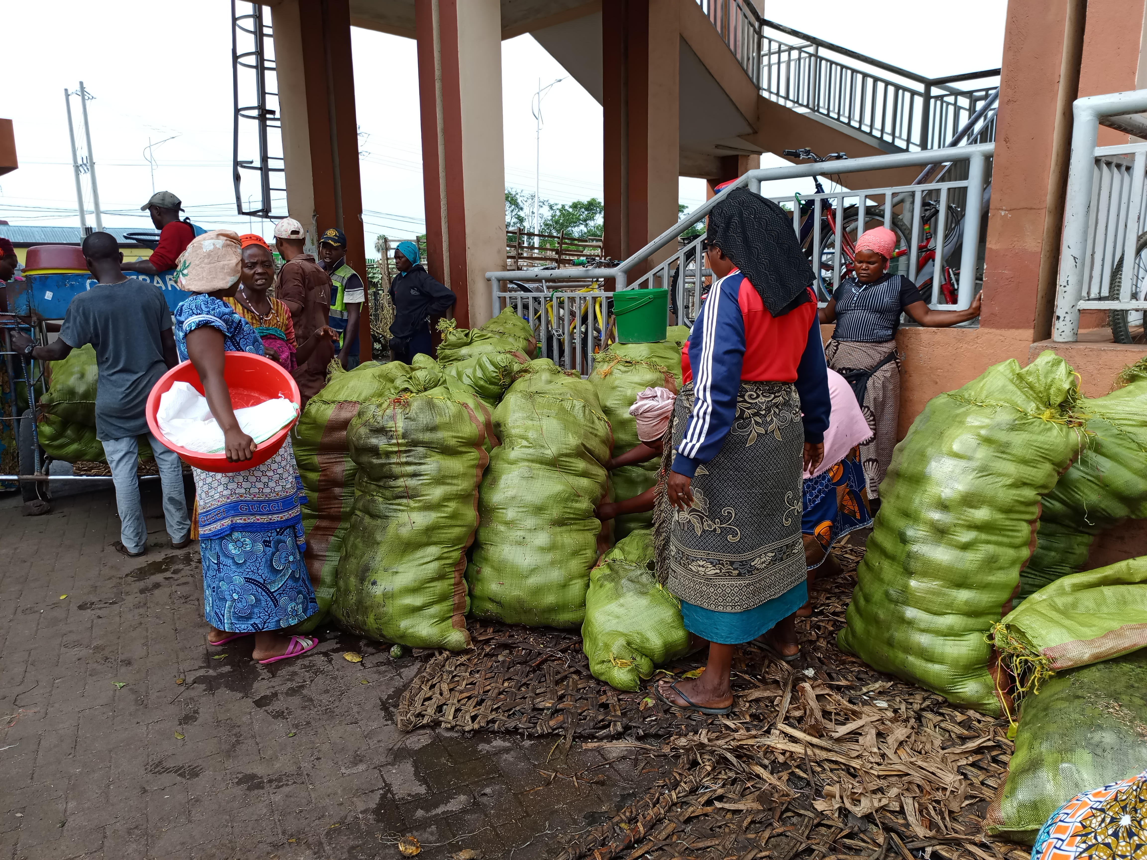 Abacuruzi baciriritse bari barakumiriwe kujyana ibicuruzwa muri RDC