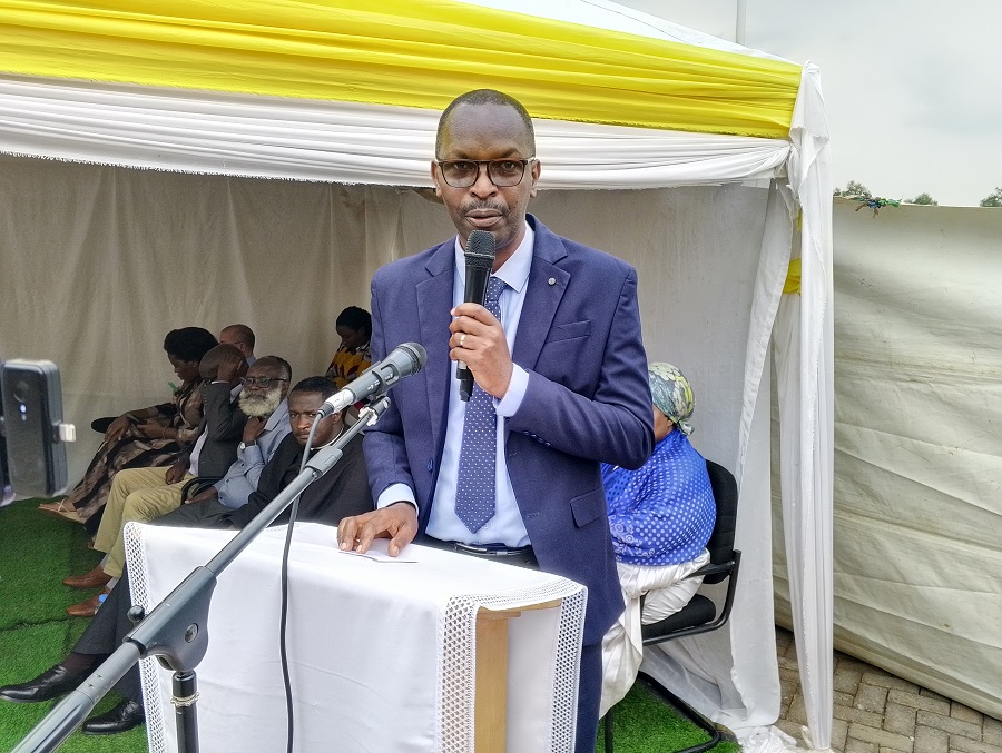 Umutoniwase Kamana Sosthène avuga ko Scanner yamaze kugera mu Rwanda hasigaye kuyizana i Kabgayi