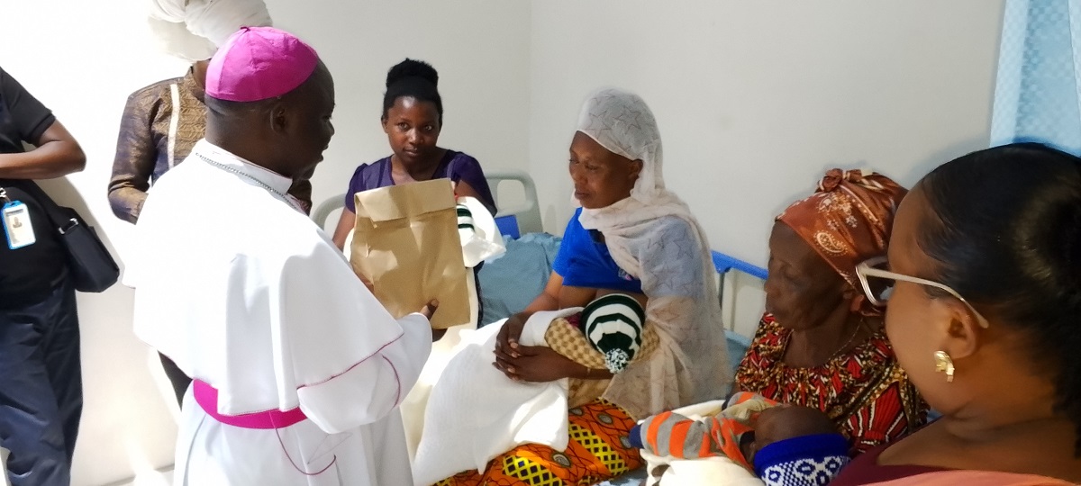 Musenyeri Ntivuguruzwa yasuye abarwayi abagenera n'impano