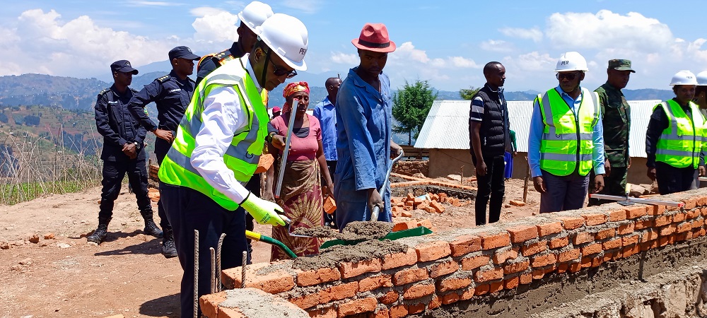 Ubwo Minisitiri Biruta yatangizaga iyubakwa ry
