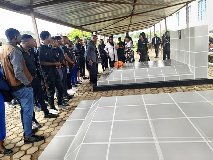 Bashyize indabo ku mva za zimwe mu Ntwari zishyinguye mu ishuri zagaragarijemo ubutwari