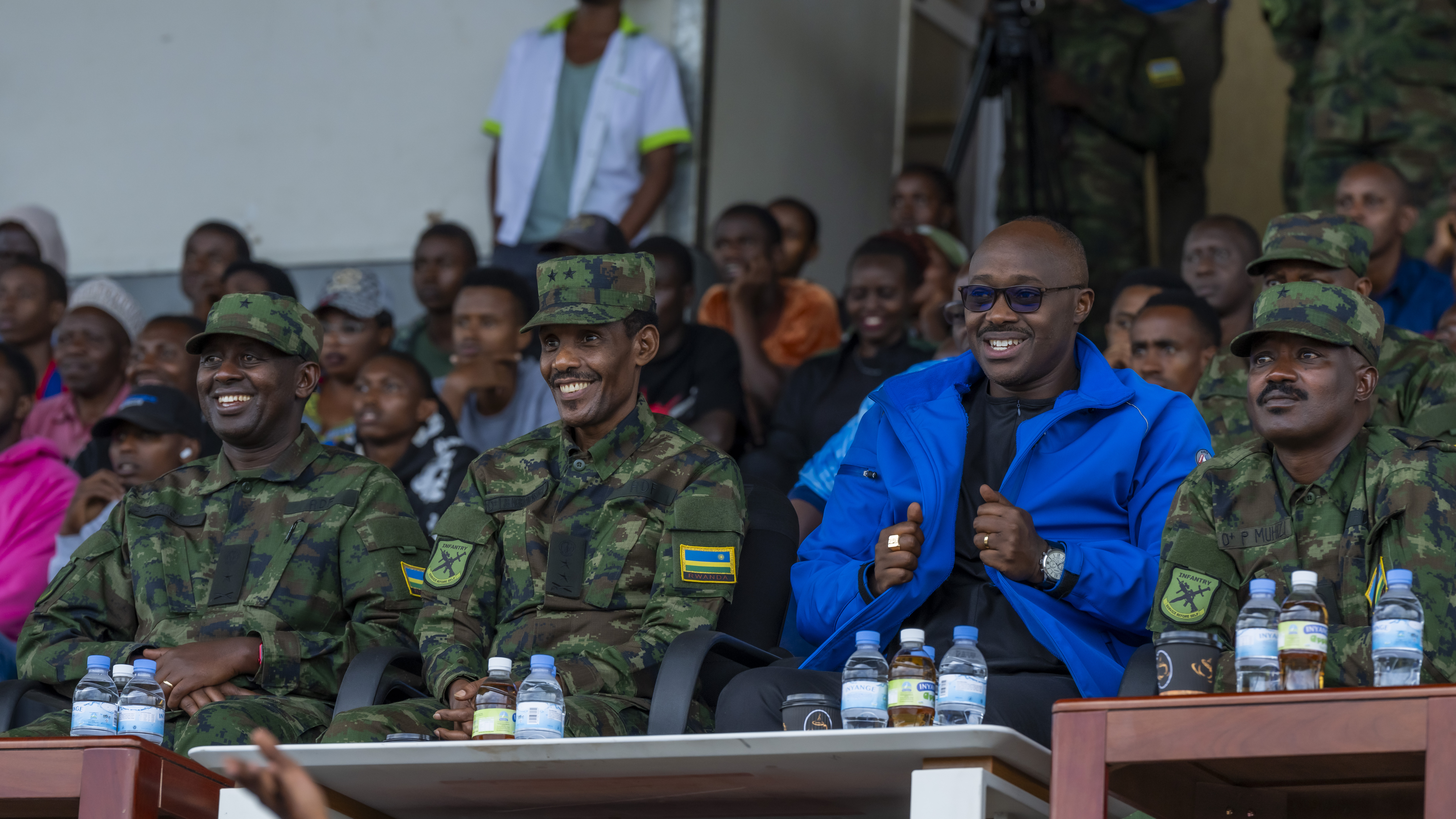 Brig Gen Pascal Muhizi(uri iburyo) yakurikiranye uyu mukino