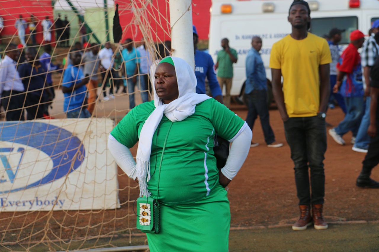 Yegamye ku izamu ....