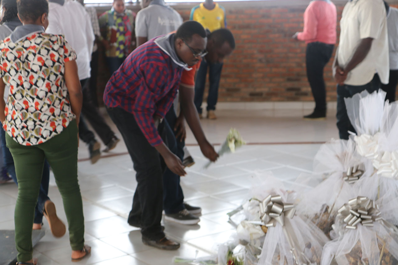 Bunamiye inzirakarengane zazize Jenoside yakorewe Abatutsi zishyinguye mu rwibutso rw'Umurenge wa Rutunga